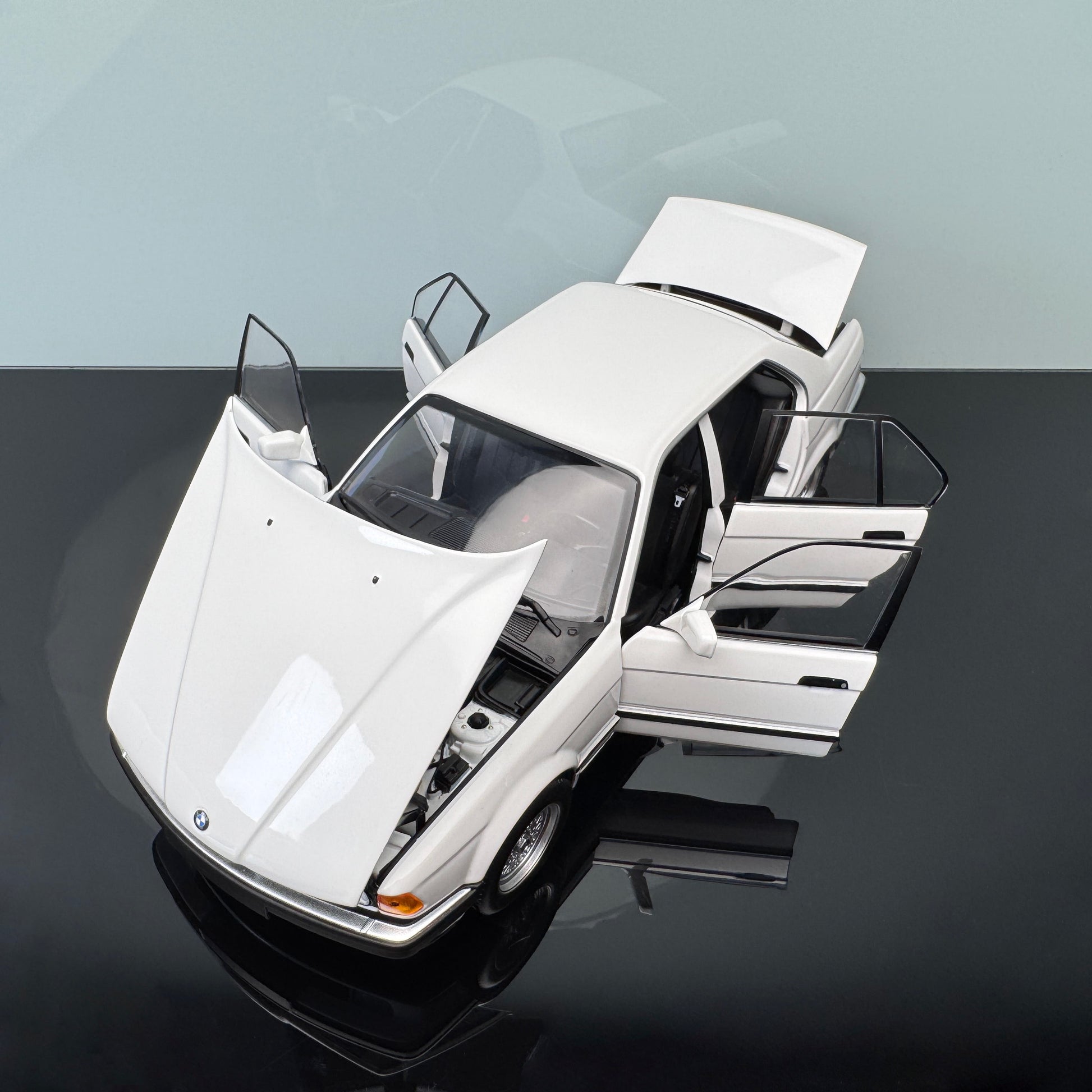 BMW 7 Series 730i (E32) 1986 Diecast Model – 1:18 Scale Classic Collectible by Mini Cut  White