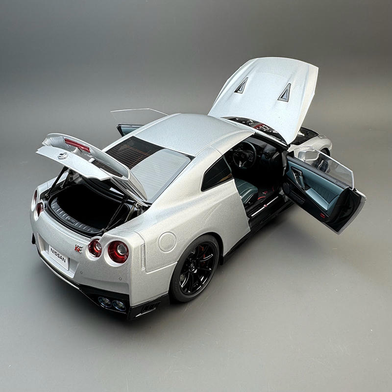 MotorHelix 1:18 Nissan GT-R (R35) Track Edition