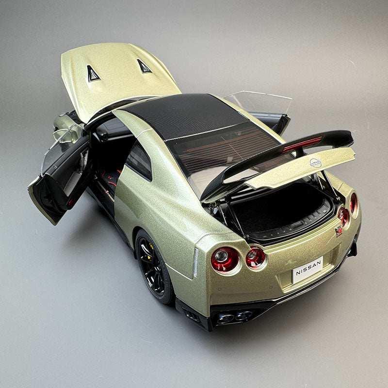 MotorHelix 1:18 Nissan R35 GT-R Diecast Car — Emerald Green