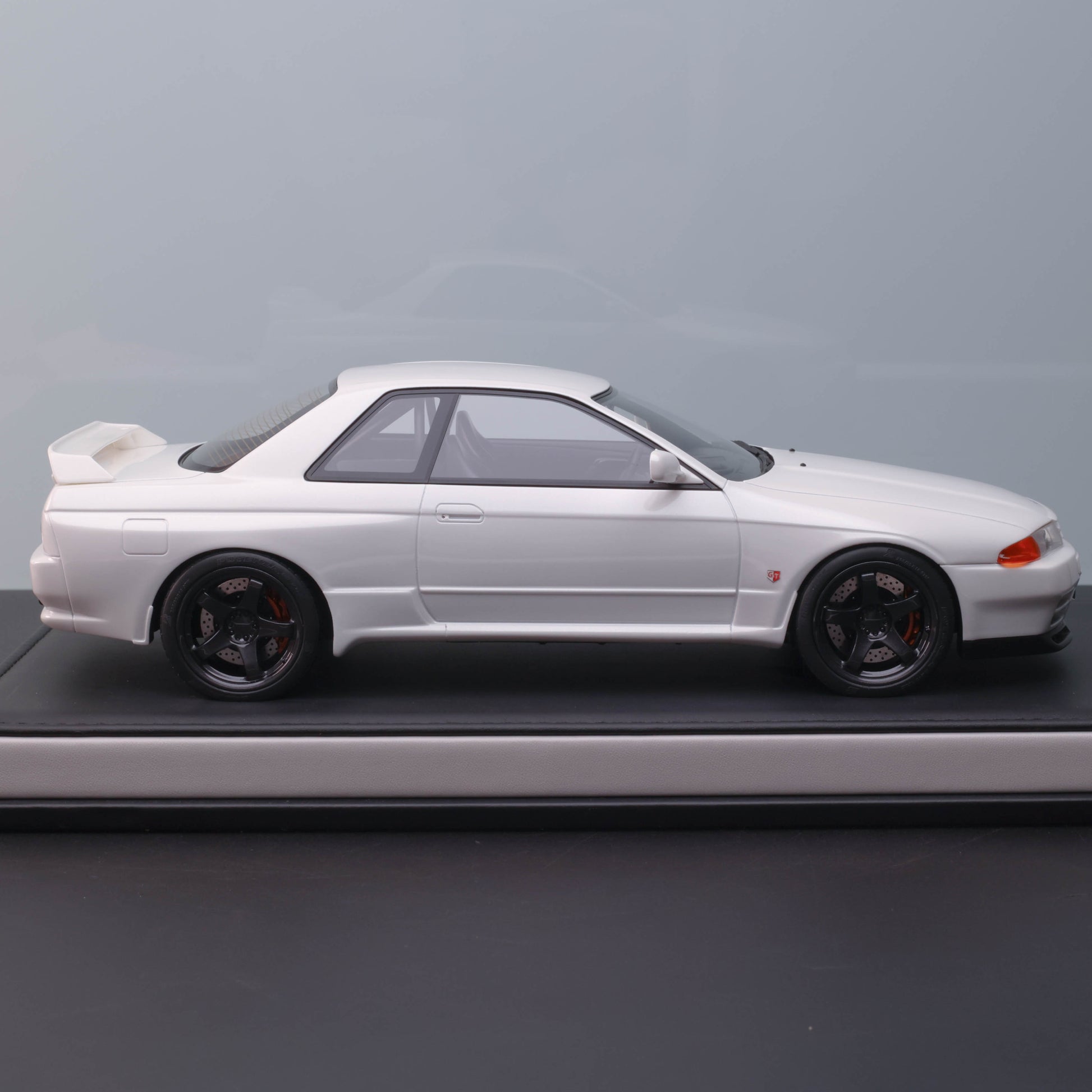 MOTORHELIX 1:18 Nissan Skyline GT-R (R32) Custom – Limited Resin Model (Gunmetal Grey)