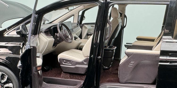 Hongqi HQ9 Nanny Car Diecast Model – 1:18 Scale Luxury Collectible