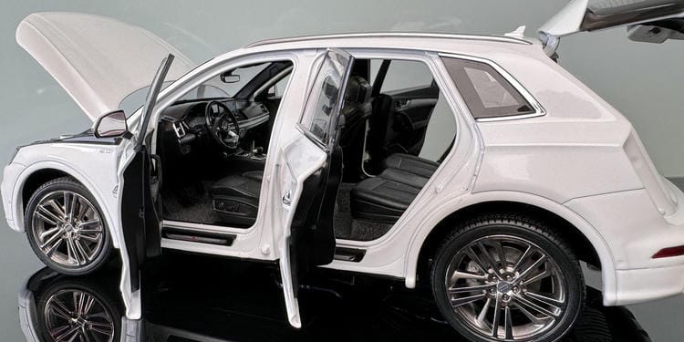 Original 1:18 Audi Q5 Diecast Model – Premium White Collectible