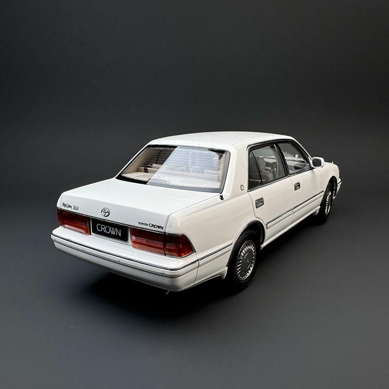 1:18 Scale Toyota Crown 155 Diecast Model Car – Alloy Build with Opening Doors, Hood, Trunk &amp; Functional Steering