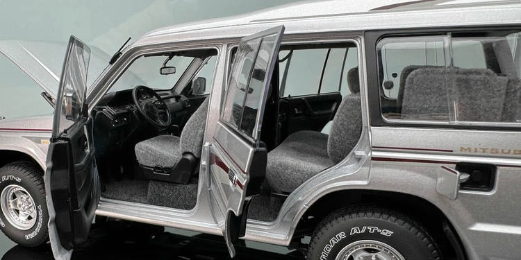 Limited Edition Mitsubishi Pajero Diecast Model – 1:18 Scale Collectible