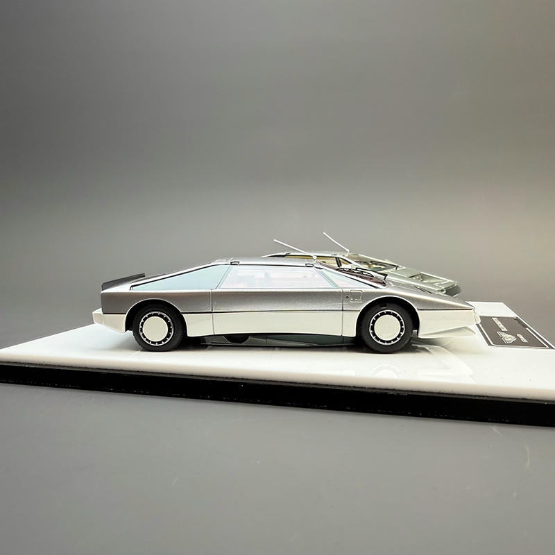 1:43 Aston Martin Bulldog Concept (1980) Resin Model Set