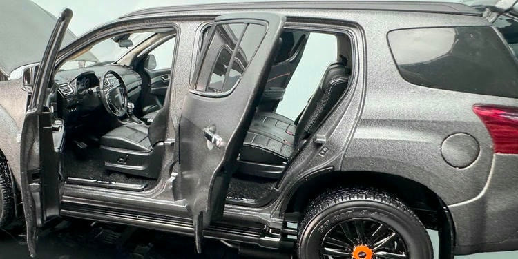 Isuzu MU-X 1:18 Scale Diecast Model – Premium Collectible