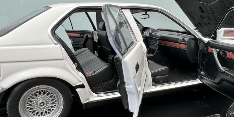 BMW 7 Series 730i (E32) 1986 Diecast Model – 1:18 Scale Classic Collectible by Mini Cut  White
