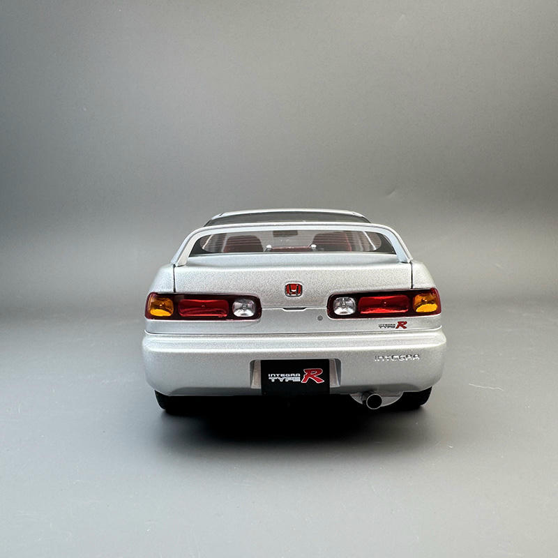 MotorHelix 1:18 Honda Integra Type-R DC2 Diecast Car—Silver