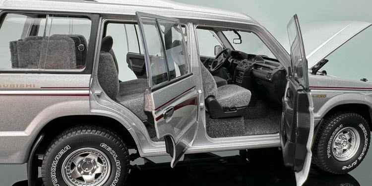 Limited Edition Mitsubishi Pajero Diecast Model – 1:18 Scale Collectible
