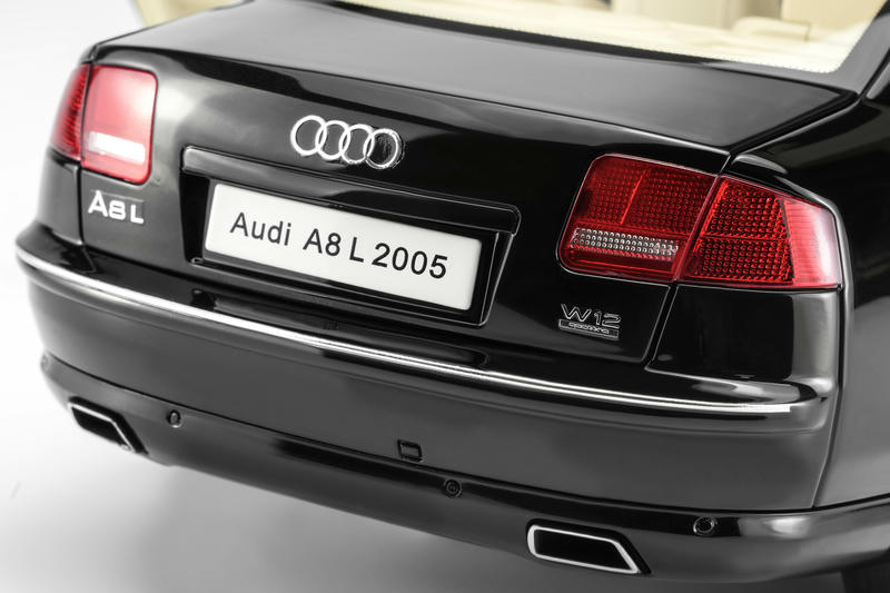 MOTORHELIX Audi A8 L (D3) 1:18 Diecast Model Car