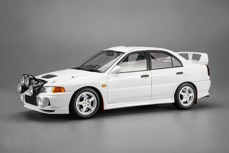 MotorHelix 1:18 Mitsubishi Lancer Evolution IV GSR Diecast Model