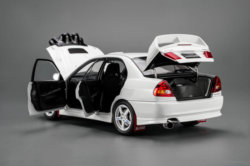 MotorHelix 1:18 Mitsubishi Lancer Evolution IV GSR Diecast Model