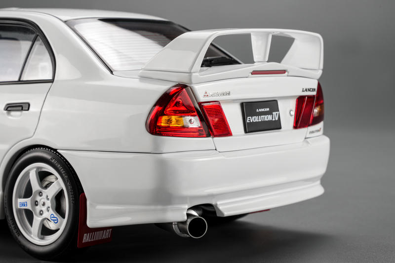 MotorHelix 1:18 Mitsubishi Lancer Evolution IV GSR Diecast Model
