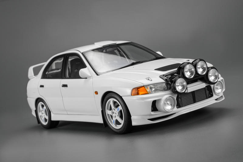 MotorHelix 1:18 Mitsubishi Lancer Evolution IV GSR Diecast Model