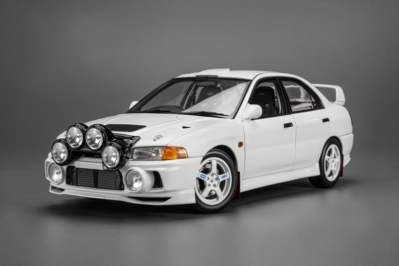 MotorHelix 1:18 Mitsubishi Lancer Evolution IV GSR Diecast Model
