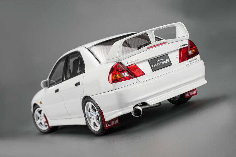 MotorHelix 1:18 Mitsubishi Lancer Evolution IV GSR Diecast Model