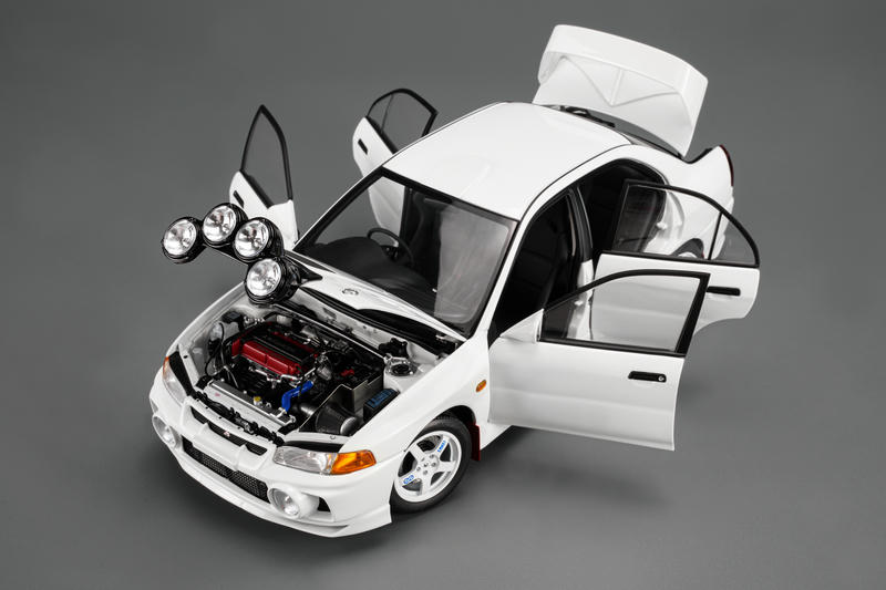 MotorHelix 1:18 Mitsubishi Lancer Evolution IV GSR Diecast Model