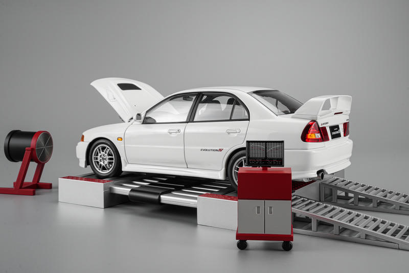 MotorHelix 1:18 Mitsubishi Lancer Evolution IV GSR Diecast Model