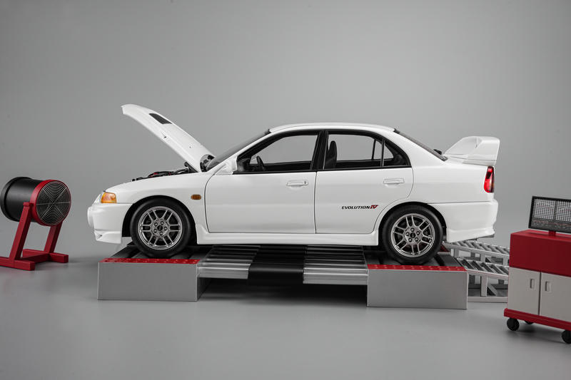 MotorHelix 1:18 Mitsubishi Lancer Evolution IV GSR Diecast Model