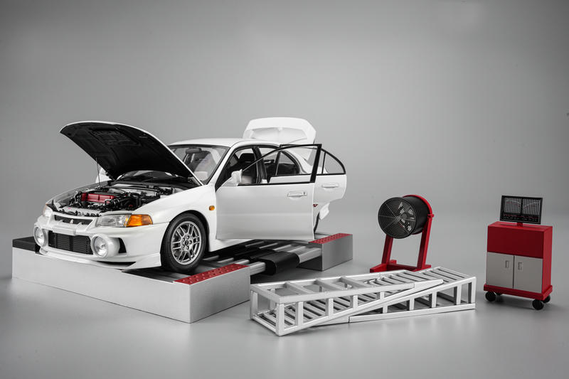 MotorHelix 1:18 Mitsubishi Lancer Evolution IV GSR Diecast Model