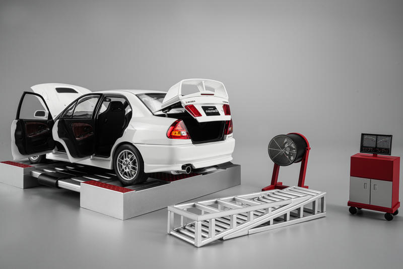 MotorHelix 1:18 Mitsubishi Lancer Evolution IV GSR Diecast Model