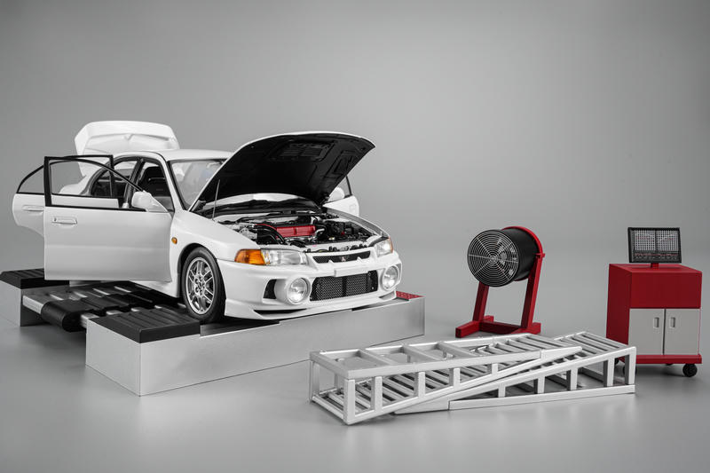MotorHelix 1:18 Mitsubishi Lancer Evolution IV GSR Diecast Model