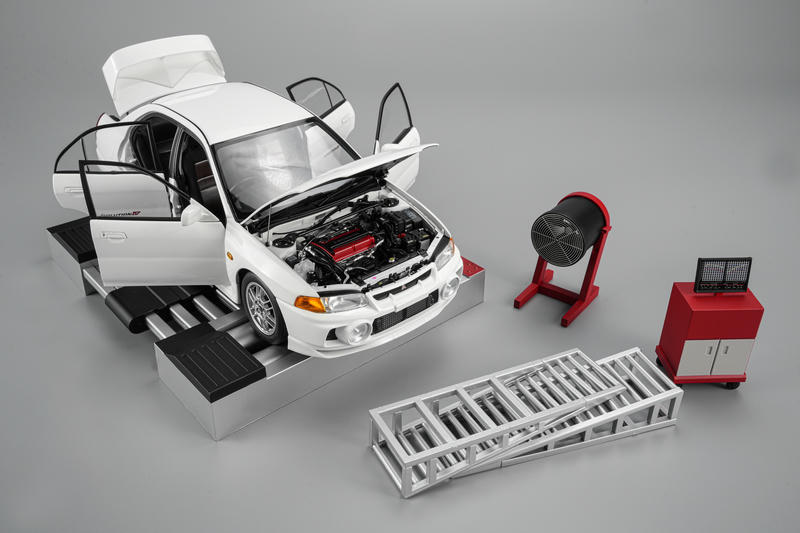 MotorHelix 1:18 Mitsubishi Lancer Evolution IV GSR Diecast Model