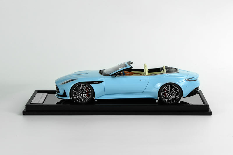 MotorHelix Aston Martin DB12 Coupe 1:18 Resin Model Car