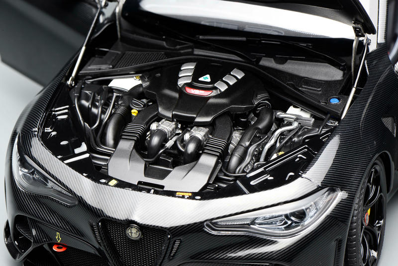 MotorHelix 1:18 Alfa Romeo GTAM Diecast Car — Carbon-Edition