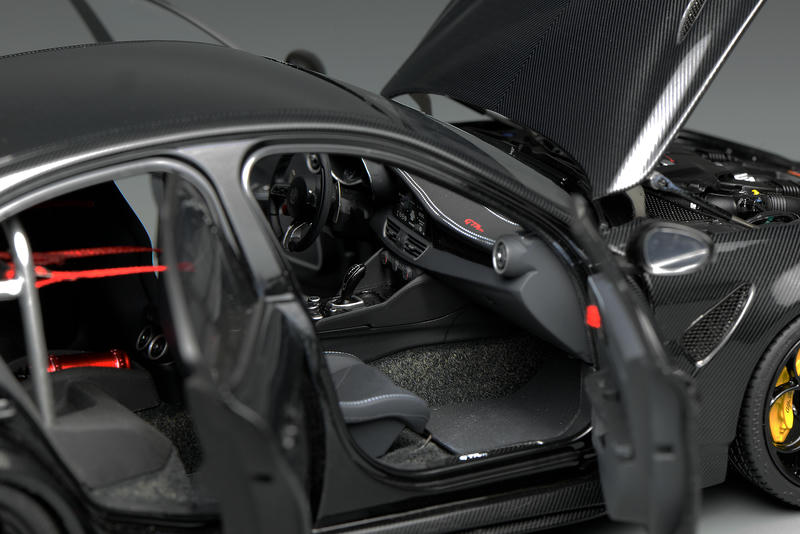 MotorHelix 1:18 Alfa Romeo GTAM Diecast Car — Carbon-Edition