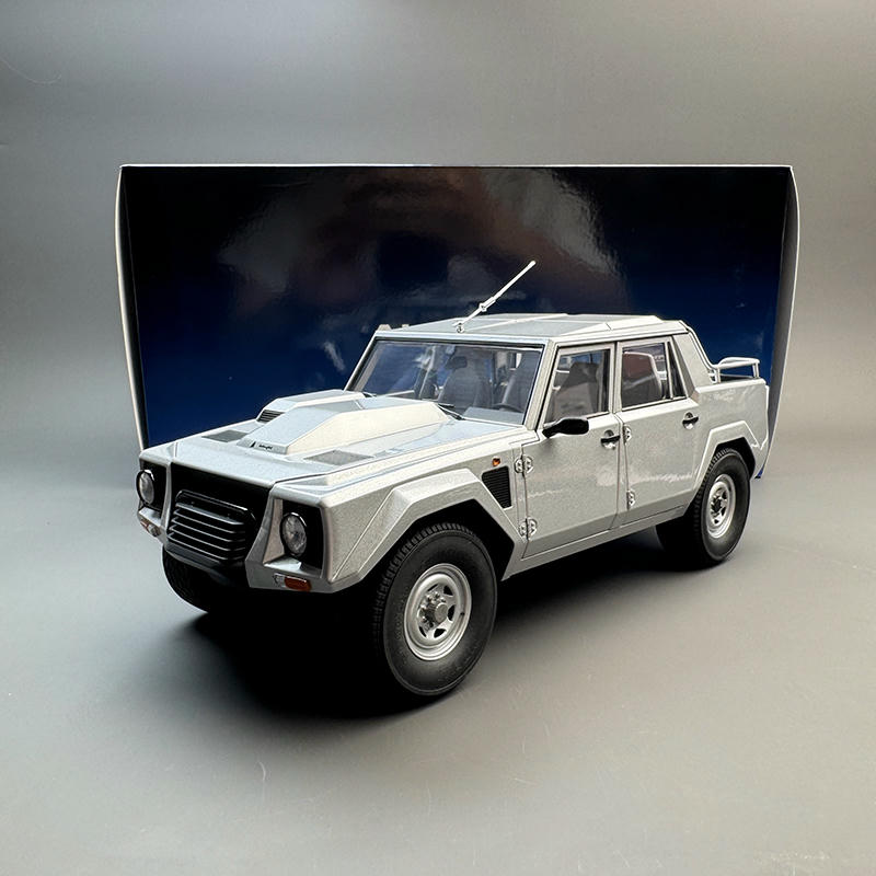 AUTOart 1:18 Lamborghini LM002 Diecast Model
