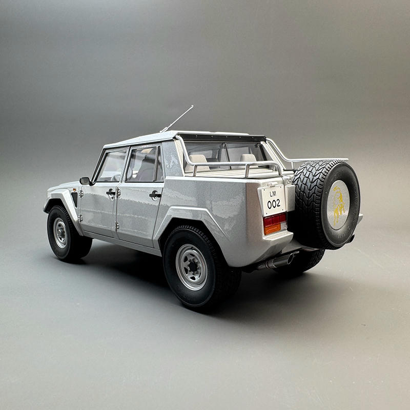 AUTOart 1:18 Lamborghini LM002 Diecast Model