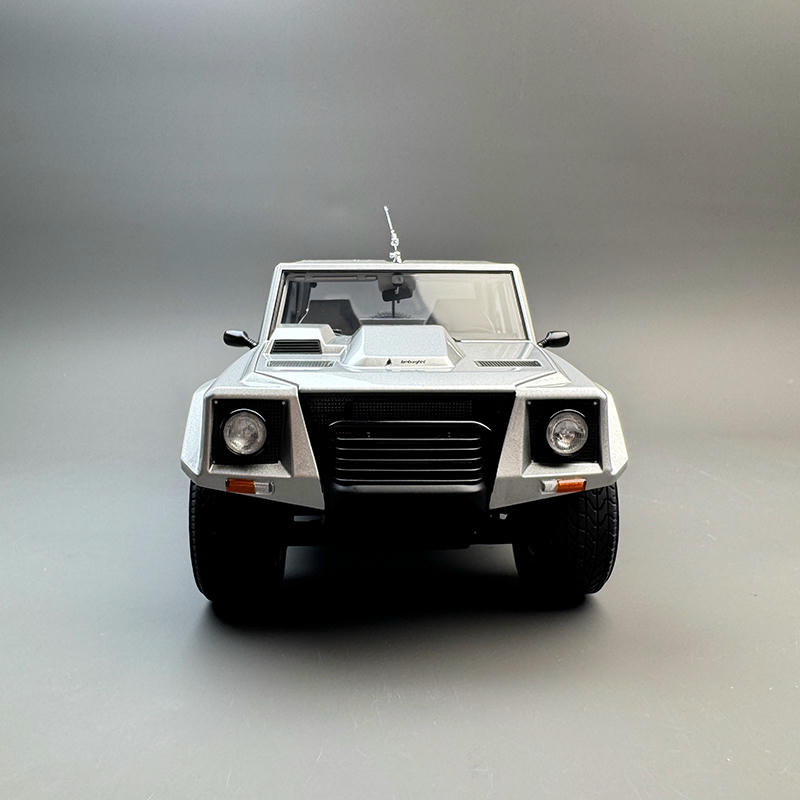 AUTOart 1:18 Lamborghini LM002 Diecast Model