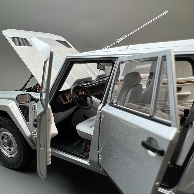 AUTOart 1:18 Lamborghini LM002 Diecast Model