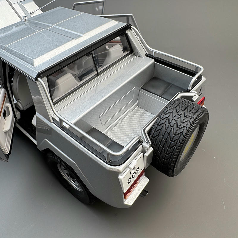 AUTOart 1:18 Lamborghini LM002 Diecast Model