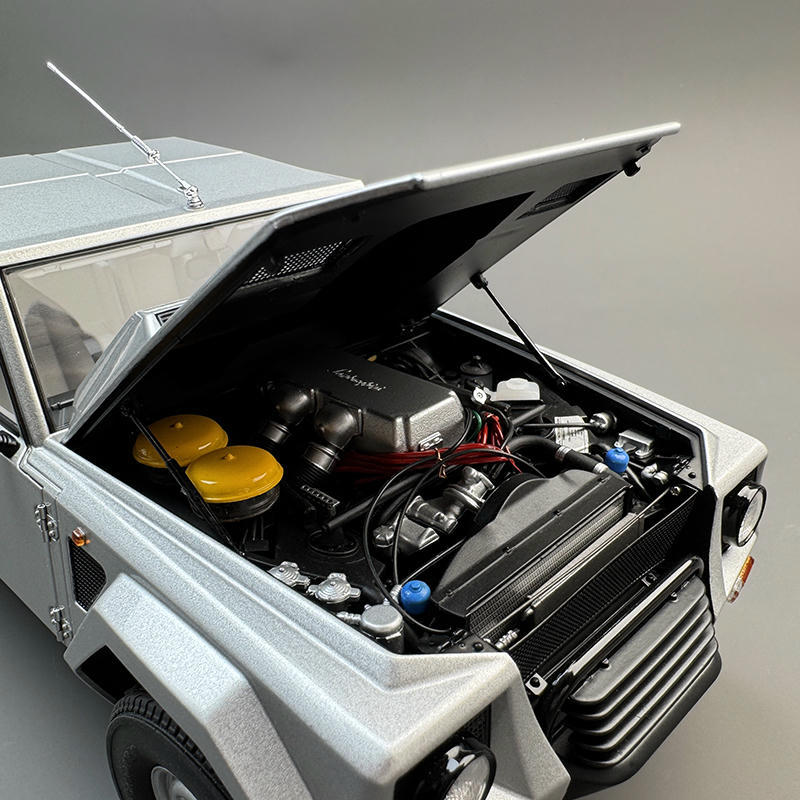 AUTOart 1:18 Lamborghini LM002 Diecast Model