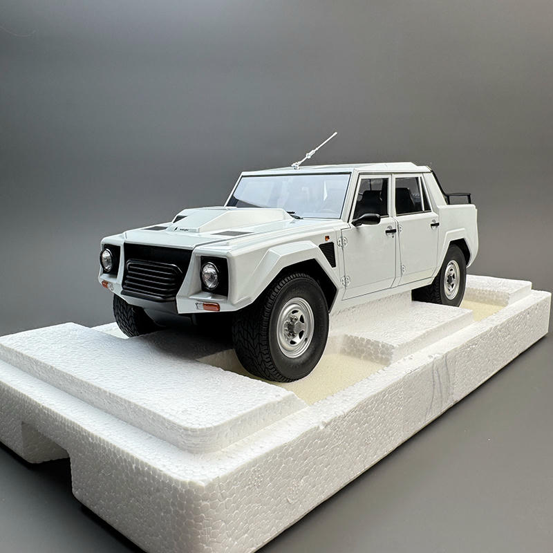 AUTOart 1:18 Lamborghini LM002 Diecast Model