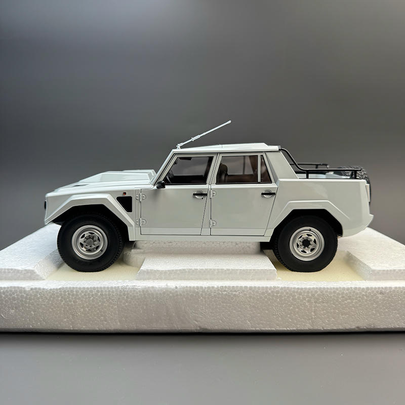 AUTOart 1:18 Lamborghini LM002 Diecast Model
