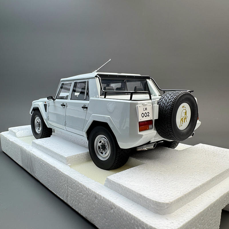 AUTOart 1:18 Lamborghini LM002 Diecast Model