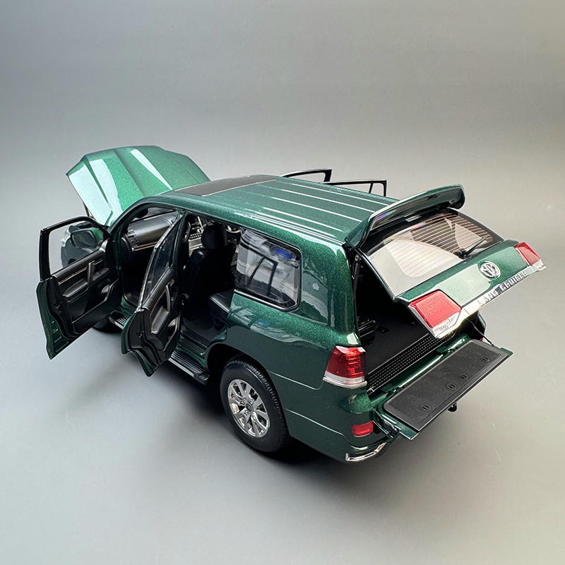 KengFai 1:18 Toyota Land Cruiser 200 Diecast Model