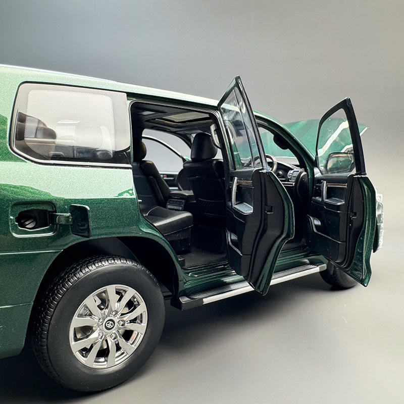 KengFai 1:18 Toyota Land Cruiser 200 Diecast Model