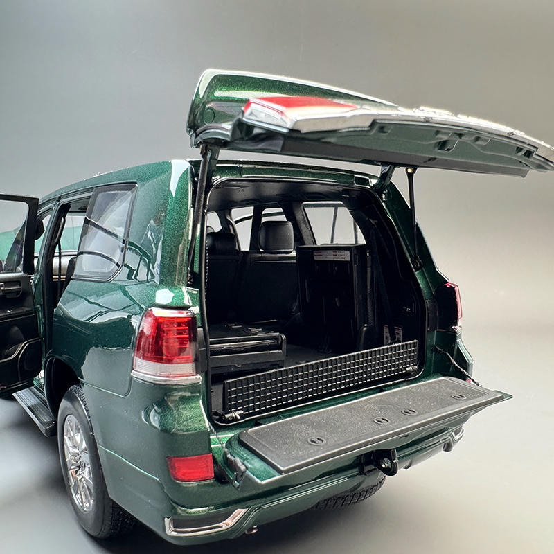 KengFai 1:18 Toyota Land Cruiser 200 Diecast Model