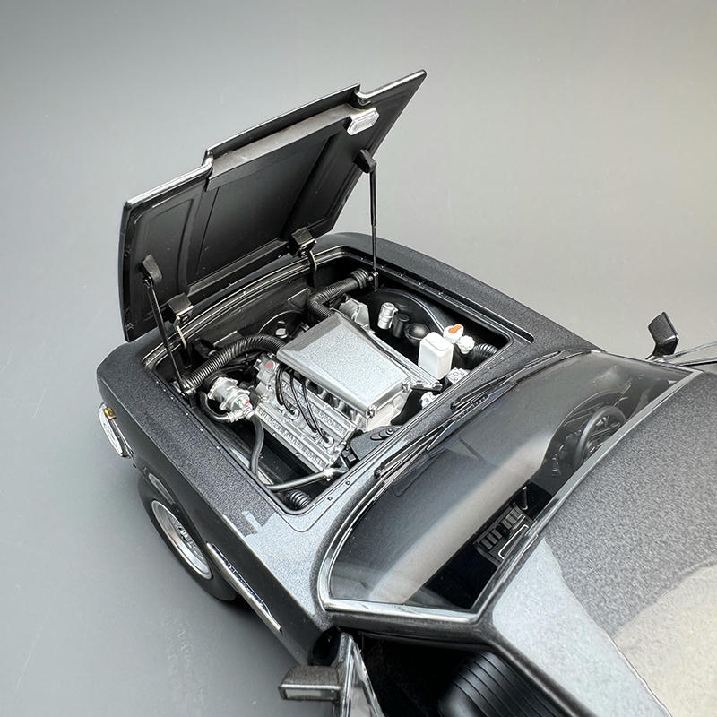 Xiaoguang 1:18 Aston Martin Vantage 007 Edition Diecast Model