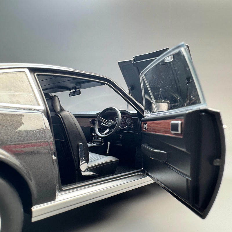 Xiaoguang 1:18 Aston Martin Vantage 007 Edition Diecast Model