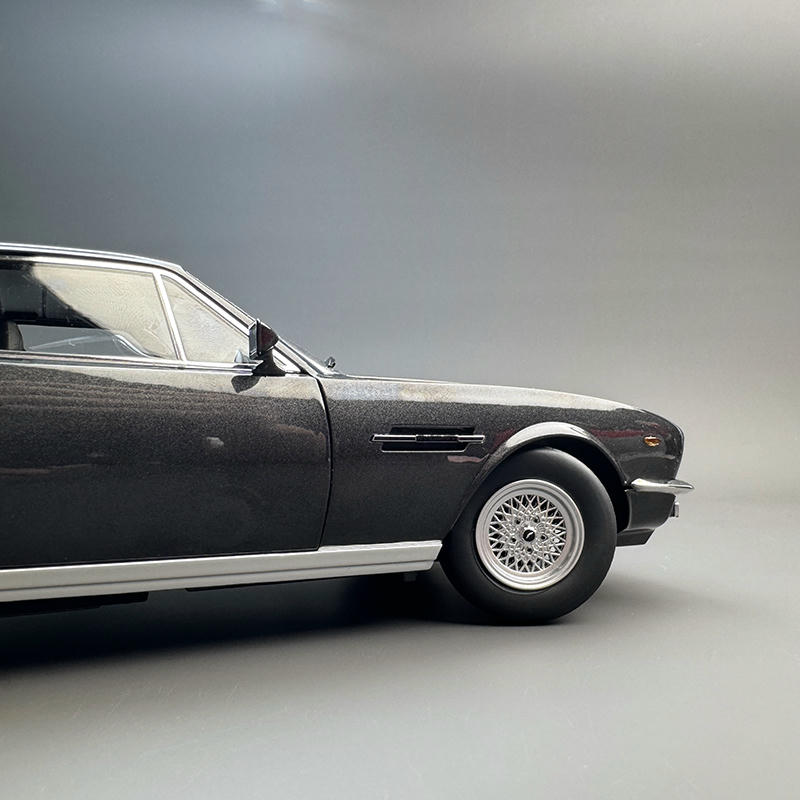 Xiaoguang 1:18 Aston Martin Vantage 007 Edition Diecast Model
