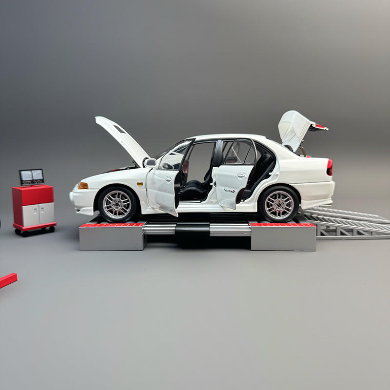 MotorHelix 1:18 Mitsubishi Lancer Evolution IV GSR Diecast Model