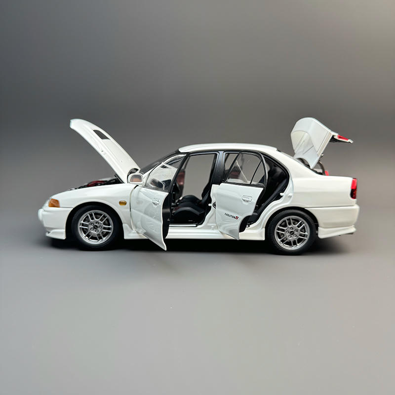 MotorHelix 1:18 Mitsubishi Lancer Evolution IV GSR Diecast Model