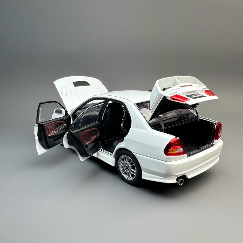 MotorHelix 1:18 Mitsubishi Lancer Evolution IV GSR Diecast Model