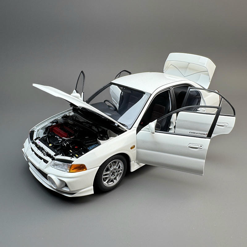 MotorHelix 1:18 Mitsubishi Lancer Evolution IV GSR Diecast Model