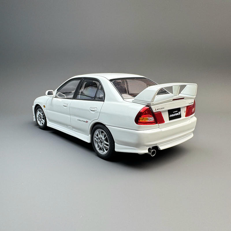 MotorHelix 1:18 Mitsubishi Lancer Evolution IV GSR Diecast Model